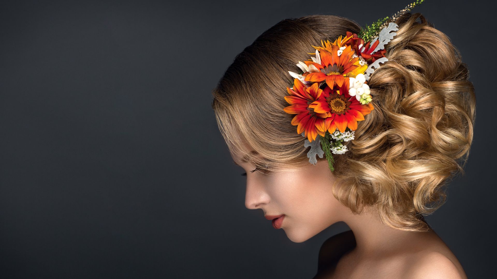 acconciatura da sposa con i fiori