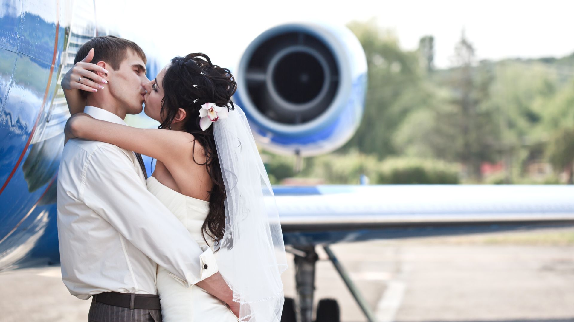 sposi che si baciano