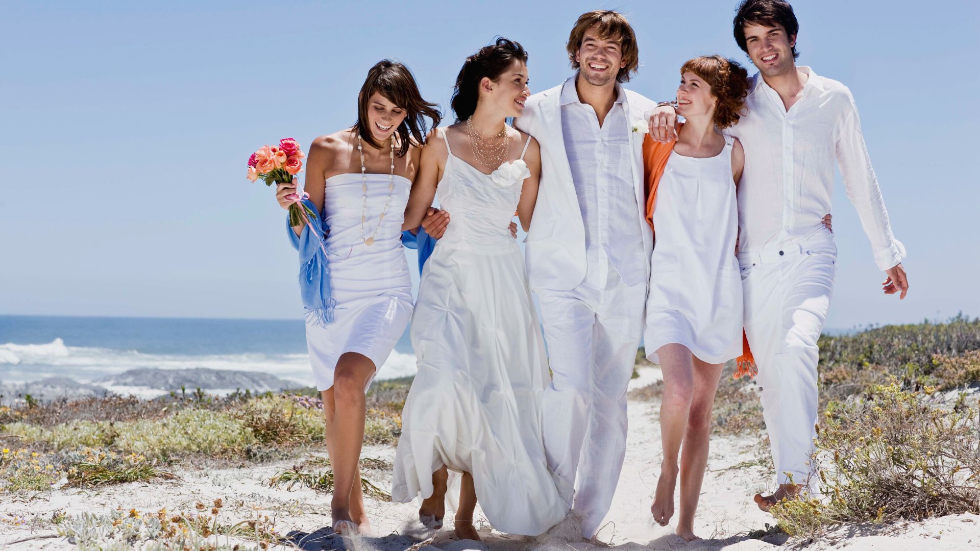 sposi con amici sulla spiaggia