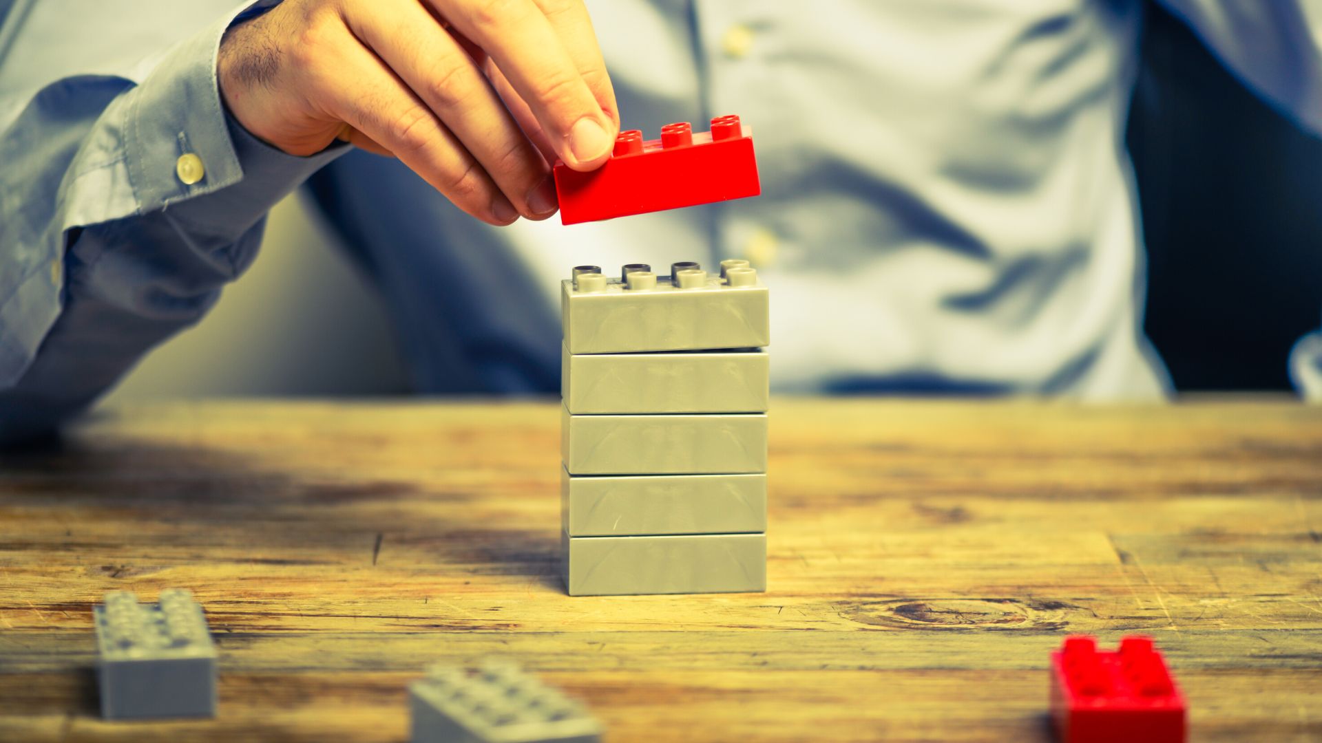 uomo che gioca con lego