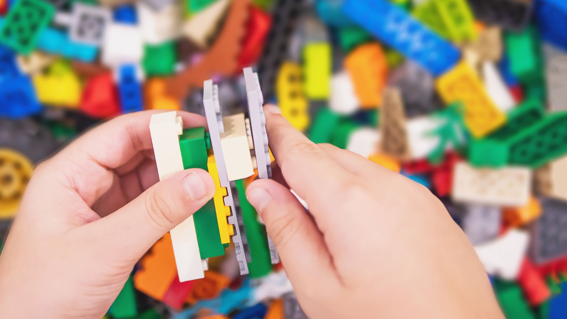 persona che gioca con Lego