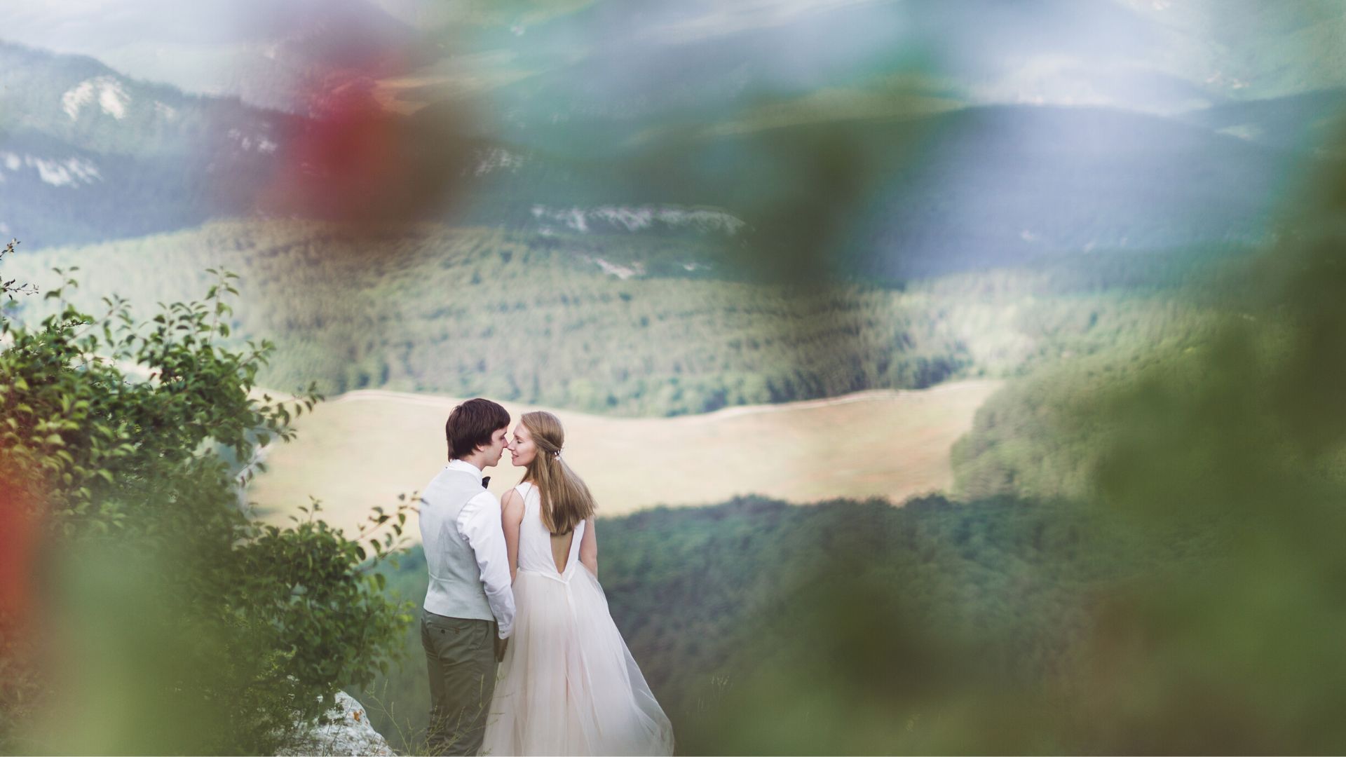 coppia di sposi in montagna